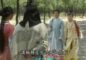 这位姑娘的腰带怎么一转眼就不见了?