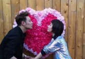 潘玮柏低头偷吻唇印, 吴昕羞笑娇嗔: 讨厌