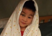 胡可微博晒小鱼儿扮老太太可爱 眼角淤青惹人心疼