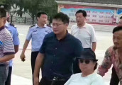 洪金宝坐轮椅现身六安, 帮他撑伞男子身份特殊引争议