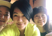 小S阿雅带娃美国游玩 三个女儿长腿吸睛