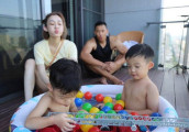 范玮琪一家玩泡泡球 母子表情同步