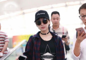 吴昕帅气穿搭现身机场攻气十足, 名牌腰带非常显眼!