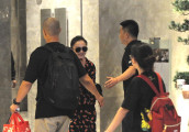 张韶涵深夜墨镜遮面 遇粉丝呼喊回头与大家挥手打招呼