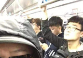 明星们也爱坐公交, 第一位被质疑作秀, 而他被批素质太低!