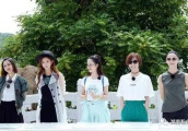 其他五位女嘉宾穿的都比较休闲, 只有第二次参加极限挑战她穿的比较尴尬!