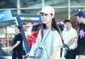 欧阳娜娜素颜现身机场笑容甜美青春少女, 网友: 琴比人还大