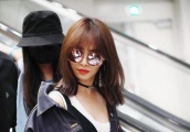 蔡依林红唇妩媚 内衣外穿秀美胸雪肤