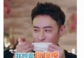 潘玮柏耍帅失败 拿纸巾偷吻吴昕唇印