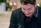潘玮柏趁吴昕煎牛排占她便宜 还用吴昕擦过嘴的纸给自己擦嘴