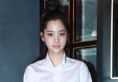 欧阳娜娜白衬衫配条纹裙 学院风秀二次元长腿