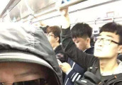 明星们也爱坐公交, 第三位被质疑作秀, 而他被批素质太低!