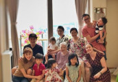 陈浩民老婆晒全家合影自比幼儿园 气氛温馨让人羡慕