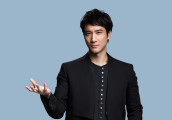 他是华裔歌手中最爱国的男歌手, 也是最有实力的华裔男歌手, 总会第一时间伸出援助之手