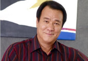 自小家境贫寒, 努力后终成受人尊敬的大哥! 曾捧红成奎安和周星驰