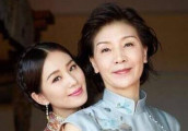 47岁的吴奇隆亲丈母娘, 画风有点尴尬