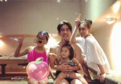 咘咘当姐姐搭肩摸Bo妞小脸 夫妻俩在泳池边放闪