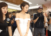 幸福人妻安以轩捞金 俯身捂美胸含羞笑不停