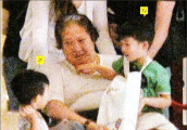 洪金宝坐轮椅也要抱着孙子玩, 三代同堂好幸福