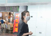 乔欣现身机场, 扎丸子头一身休闲装美丽依旧, 网友: 素颜比热巴美