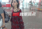 邓紫棋现身机场被娱记跟拍, 笑对镜头: 你这角度会把我拍矮耶