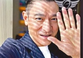 坠马200天！刘德华拄拐复出啦！坠马事件居然给他影响这么大！