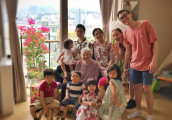 陈浩民老婆晒全家合影 多子多福