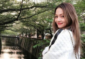 被嘲笑过气被亲妈毁! 可当年红的时候baby都还在给她做背景墙