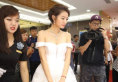 安以轩婚后现身成都捞金 大秀事业线含羞笑不停