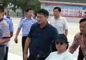 洪金宝坐轮椅现身六安, 帮他撑伞男子身份特殊!