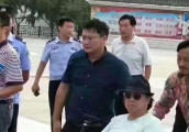 帮洪金宝打伞的制服男子, 引起广泛争议