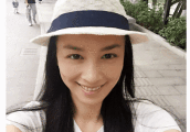 张庭与白发老公牵手游校园 感觉像爸爸带着女儿
