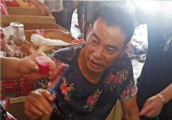 任达华日前现身番禺街市拍摄一场打戏, 搞到满脸满身都是血, 引起不少市民围观。