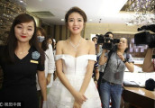 安以轩身穿低胸白色礼服, 不时弯腰俯身大秀美胸