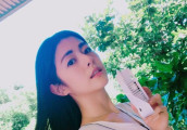任容萱长发飘飘清纯可人 手拿小风扇吹风嘟嘴卖萌