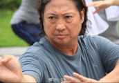 英雄迟暮, 一代功夫巨星洪金宝如今坐轮椅出行