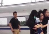 Angelbaby抱儿子坐高铁从头到脚都被网友数落, 可陈妍希差点把孩子抱掉下来却备受好评?