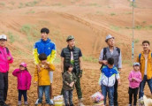 30年前抱错孩子, 5岁时就已找到, 但两家人都决定不换回来?