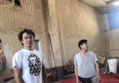 吴镇宇白T配仔裤现身, 活脱脱一个帅气大叔