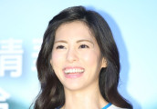 组图: Selina胞妹肤白貌美热舞秀长腿 甜笑活力值满分