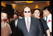 洪金宝一直否认这件事, 也是这件事导致洪金宝右嘴角留下那道疤痕