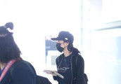 不仅接了长发, 还穿了球鞋, 这装扮为潘玮柏设计的?