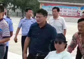 65岁洪金宝老态尽显坐轮椅现身内地, 乘坐的百万豪车国内很少见
