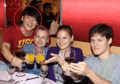 周华健携爱妻和外国友人聚餐, 网友: 看起来像母子, 最后一张有亮点