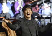 歌坛天王, 妻子像似七十岁老人, 落魄不堪始终相依, 如今儿女双全