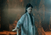 哥哥刚出道时她就上台献过花, 星爷听她唱了一首歌就断定以后是歌坛天后, 如今保护动物成公益女神