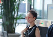 张韶涵心情大好现身机场, 这衣服造型太老气了, 一点都不适合她!