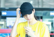 欧阳娜娜买高热量冷饮不惧胖 边走边吃超可爱