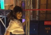谢依霖后台疯狂跳钢管舞