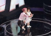 梁咏琪带混血女儿出席个人演唱会, 呆萌星二代成了最受关注的亮点